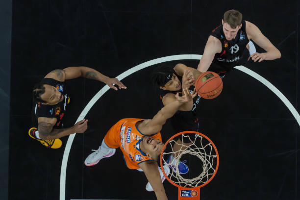 一个现实且 一个现实且